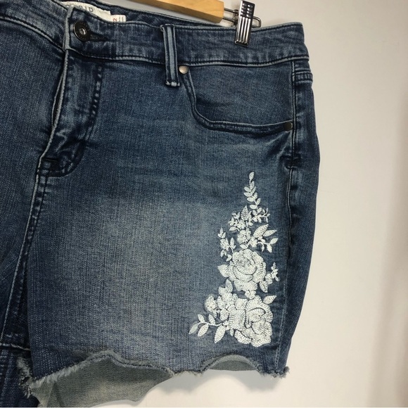 TORRID Embroidered High Rise Jean Shorts, size 22 - Picture 5 of 12